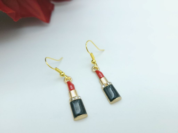 Lippenstift Ohrringe goldfarben